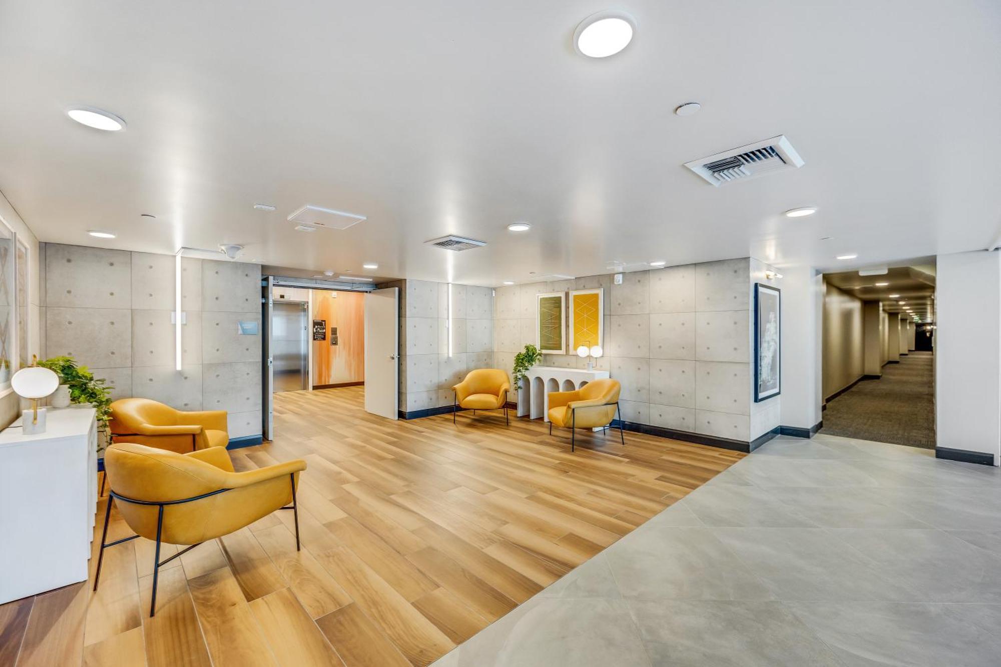 One Lux - Hollywood Hotel